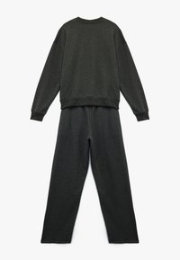 Mørkegrå sweatshirt og buksesæt, lavet af blødt stof, med rund hals, lange ærmer og elastisk talje for komfort.