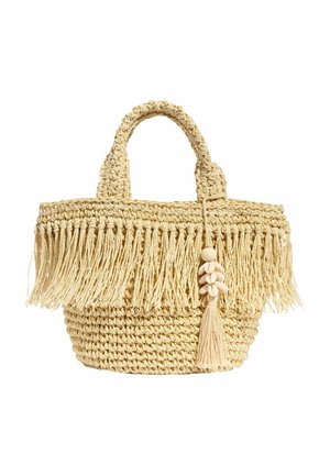 Béžová pletená slamenná kabelka s detailmi strapcov, dvoma rukoväťami a visiaci strapec s dekoratívnymi mušľami.