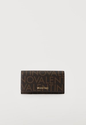 Rektangulær brun Valentino pung med logo-mønster over det hele og guldfarvet Valentino navneskilt på frontklappen.