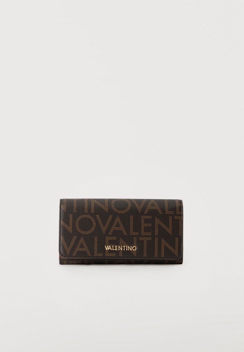 Ορθογώνιο καφέ πορτοφόλι Valentino με μοτίβο λογότυπου σε όλο το μήκος και πλακέτα με χρυσό όνομα Valentino στην μπροστινή πτέρυγα.