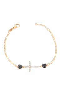 Bracciale in oro con un design a croce impreziosito da gemme trasparenti e nere. La catena è texturizzata con anelli intrecciati.