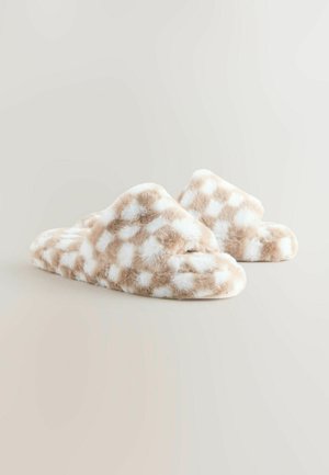 Plüschpantoffeln mit einem beigefarbenen und weißen karierten Muster, rundem Design, weicher Textur und offenem Rücken für einfaches An- und Ausziehen.