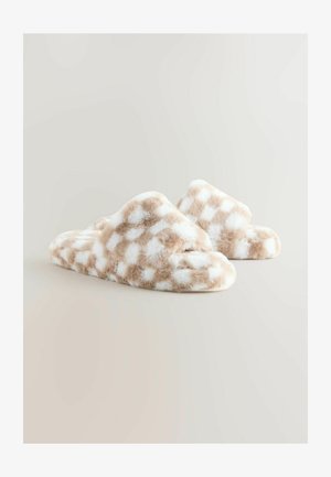 Valekarvast sussid beeži ja valge ruudulise mustriga, ümarate servadega, pehme tekstuuriga ning avatud kontsaga, mis võimaldab neid hõlpsasti kanda.