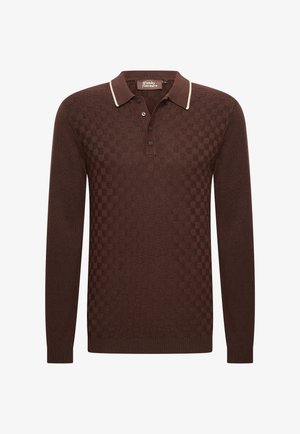 Polo marrón de manga larga con patrón de cuadros, cuello crema contrastante, tapeta de tres botones y puños y dobladillo acanalados.