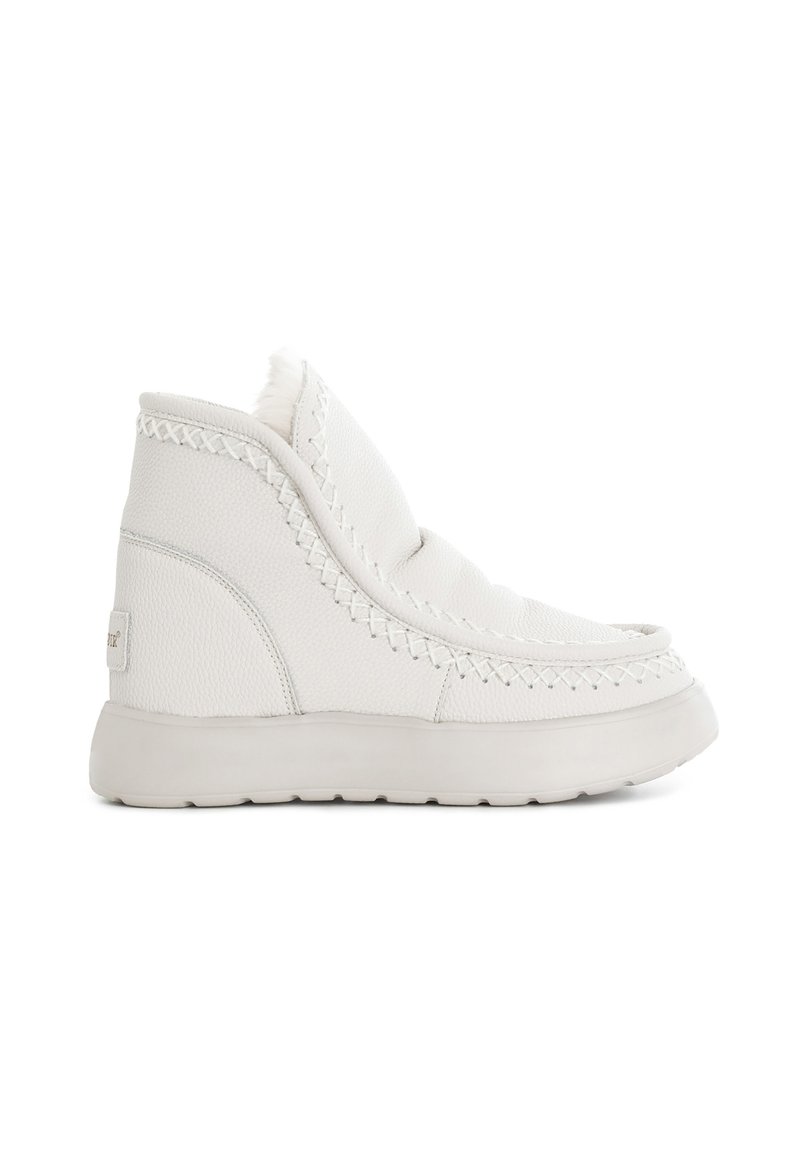 Botas de tobillo de cuero blanco con un diseño cosido, superficie texturada y forro suave; cuentan con una suela de goma gruesa y estilo tipo slip-on.