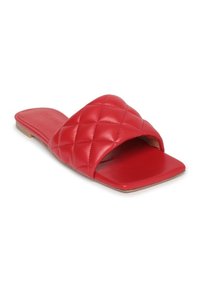 Infradito rosso trapuntato con una fascia larga, punta quadrata e suola piatta. Realizzato in pelle liscia con una finitura lucida.