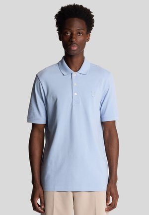 Lichtblauw polo-shirt van katoen met een klassieke kraag, drie-knopen knoopsluiting en een geborduurd logo op de borst. Korte mouwen.
