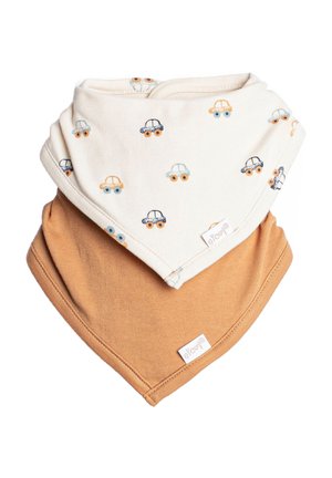 Dwa złożone bandanowe śliniaki dla niemowląt, jeden w jednolitym brązowym kolorze, drugi kremowy z małymi kolorowymi nadrukami samochodów, oba z małymi metkami z logo marki.