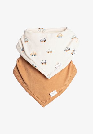 Dwa złożone bandanowe śliniaki dla niemowląt, jeden w jednolitym brązowym kolorze, drugi kremowy z małymi kolorowymi nadrukami samochodów, oba z małymi metkami z logo marki.