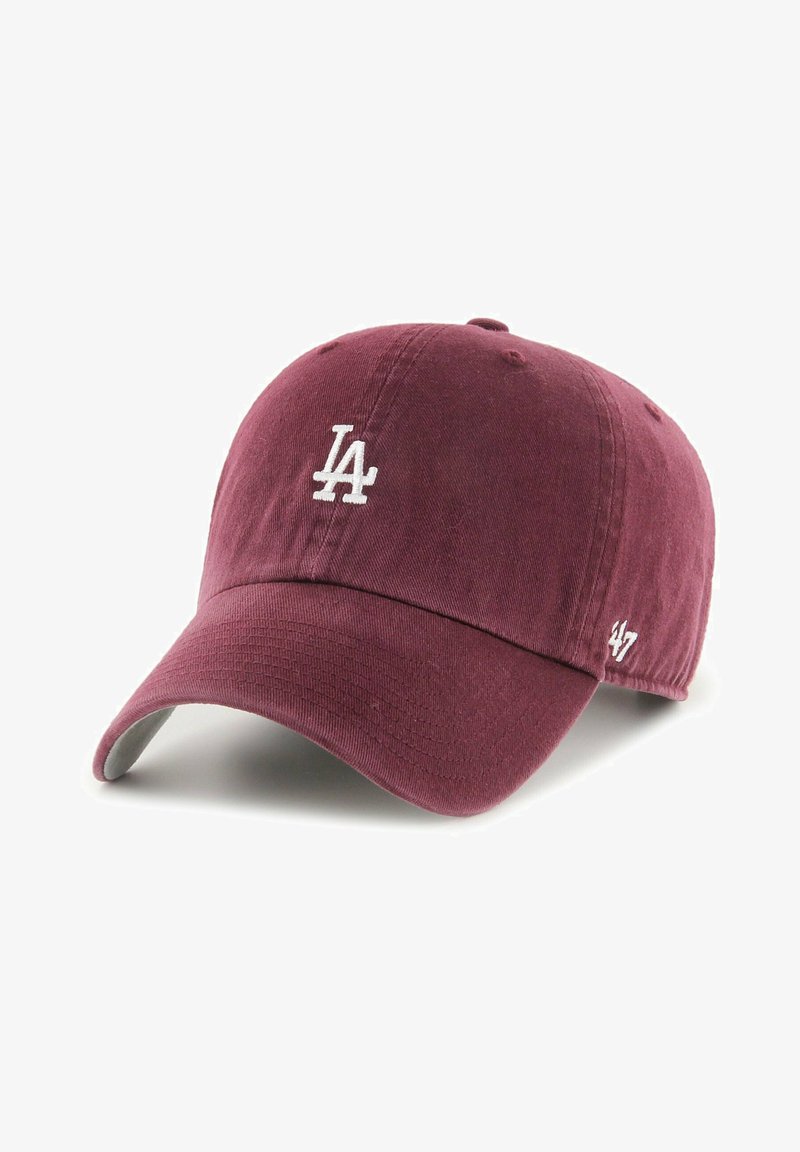 Cappellino da baseball bordeaux, materiale in cotone, visiera curva, logo "LA" ricamato in bianco sul davanti e un piccolo "47" sul lato.