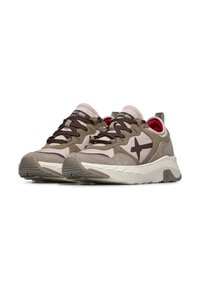 Zapatillas gris y beige con parte superior de ante texturizado, cordones marrón oscuro, logotipo de estrella destacado y interior rojo. Suela de goma con relieve.