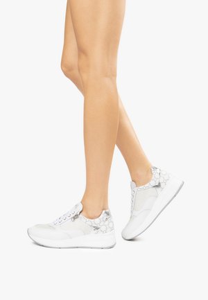 Des baskets blanches avec des accents en maille et texturés, présentant un bout arrondi, un système de laçage et une semelle rembourrée pour le confort.