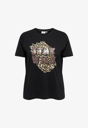 Sort bomulds t-shirt med teksten "STAY WILD" i fede bogstaver og et leopardmønstret design. Korte ærmer og rund halsudskæring.