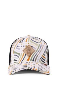 Mehrfarbige Kappe mit wellenförmigen Mustern in Weiß, Grün, Orange und Schwarz. Mit einem logo-ähnlichen Patch aus braunem Leder auf der Vorderseite.