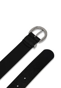 Juodas odinis diržas su tekstūruotu paviršiumi, turi sidabrinę metalinę sagtį ir du išgręžti skylutes reguliavimui. Lygus ir patvarus dizainas.