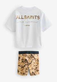 Valkoinen t-paita, jossa on "ALLSAINTS"-logo metallinhoitoisena kultana; yhdistettynä vaaleanruskeisiin shortseihin, joissa on leopardikuvio ja musta vyötärö.