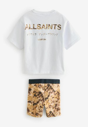 Vit t-shirt med "ALLSAINTS"-logotyp i metalliskt guld; kombinerad med bruna shorts med leopardmönster och svart midja.
