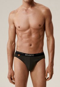 Męskie ciemnozielone slipy z czarnym paskiem na biodrach, na którym znajduje się logo "ATLANTIC". Materiał wydaje się gładki i dopasowany, podkreślający kontury ciała.