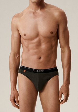 Męskie ciemnozielone slipy z czarnym paskiem na biodrach, na którym znajduje się logo "ATLANTIC". Materiał wydaje się gładki i dopasowany, podkreślający kontury ciała.