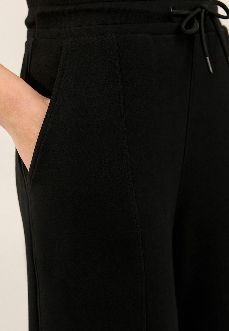 CHANEL Pantalon en viscose noir 17 carats à lèvre drapée 38 S, 2017 En