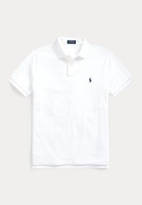 Hvid polo med korte ærmer, krave og to knapper, med et lille navyblåt broderet rytterlogo på venstre bryst.
