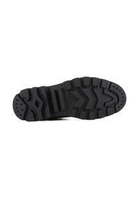 Semelle de chaussure en caoutchouc noir avec un motif de semelle profonde comportant des rainures et des motifs hexagonaux, offrant adhérence et stabilité.