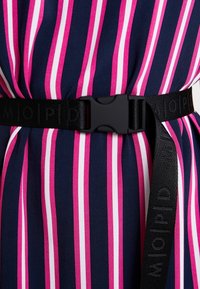 Vestido naval con rayas verticales en rosa y blanco, que presenta un cinturón negro ajustable con hebilla, enfatizando una silueta entallada.