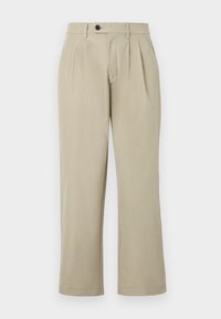 Pantalones beige ajustados con corte recto, que presentan pliegues frontales, un cierre de botón y bolsillo. Tejido suave con un ligero brillo.