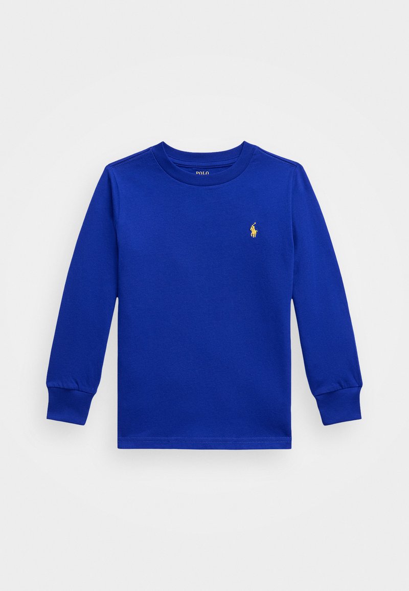 T-shirt bleu à manches longues en coton avec un col et des poignets côtelés ; présente un petit logo jaune sur la poitrine gauche. Texture lisse, coupe régulière.