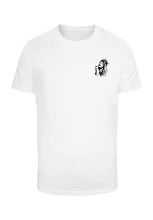 Camiseta de algodón blanca con un diseño gráfico negro de una figura con tocado en la parte izquierda del pecho. Manga corta, corte estándar.