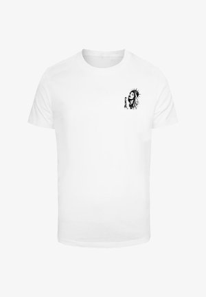 T-shirt bianco in cotone con un design grafico nero che raffigura una figura con un copricapo sulla parte sinistra del petto. Maniche corte, taglio standard.
