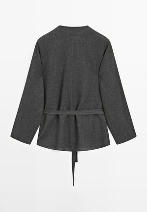 Giacca intrecciata grigio scuro con vestibilità ampia, maniche lunghe e una cintura in vita. Presenta una scollatura rotonda e un retro leggermente svasato.