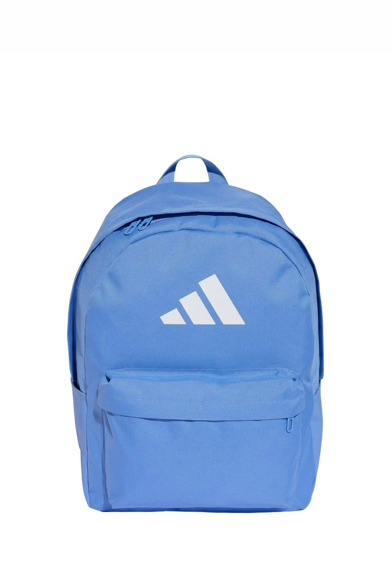 Mochila azul hecha de tela, con un compartimento principal con cremallera, un bolsillo frontal y un logo de Adidas en blanco. Textura suave.