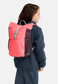 Rucksack in Pink und Dunkellila, aus Nylonstoff. Hat eine gefaltete Oberseite, verstellbare Schulterriemen und seitliche Netzfächer.
