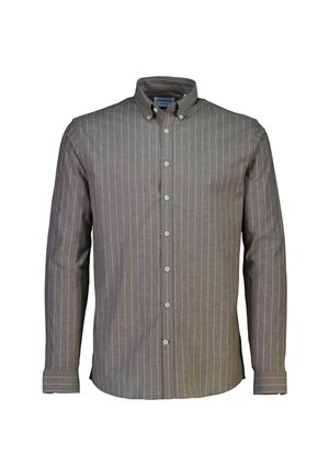 Camisa de hombre de manga larga con botones, de tela gris con finas rayas blancas verticales, con cuello abotonado y botones blancos en la parte delantera.