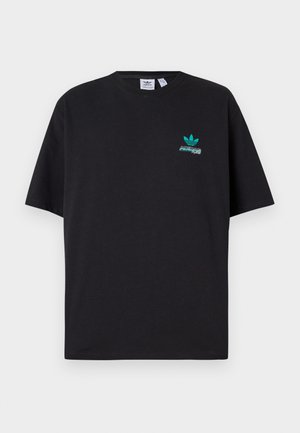 Czarny T-shirt Adidas z małym turkusowym logo koniczyny Adidas na lewej piersi, krótkimi rękawami i okrągłym dekoltem.