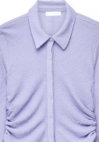 Chemise à manches longues texturée de couleur violet clair avec col pointu, boutonnage à l'avant et détails froncés sur les côtés en tissu lisse.