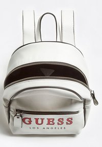Biały plecak z eko skóry o zaokrąglonym kształcie, z przednią kieszenią na zamek błyskawiczny oraz logo „GUESS LOS ANGELES” w czerwonym kolorze. Regulowane paski.