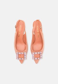 Chaussures slingback en daim pêche avec un bout pointu, dotées d'un carré décoratif de clous irisés à l'avant et d'une bride à la cheville.