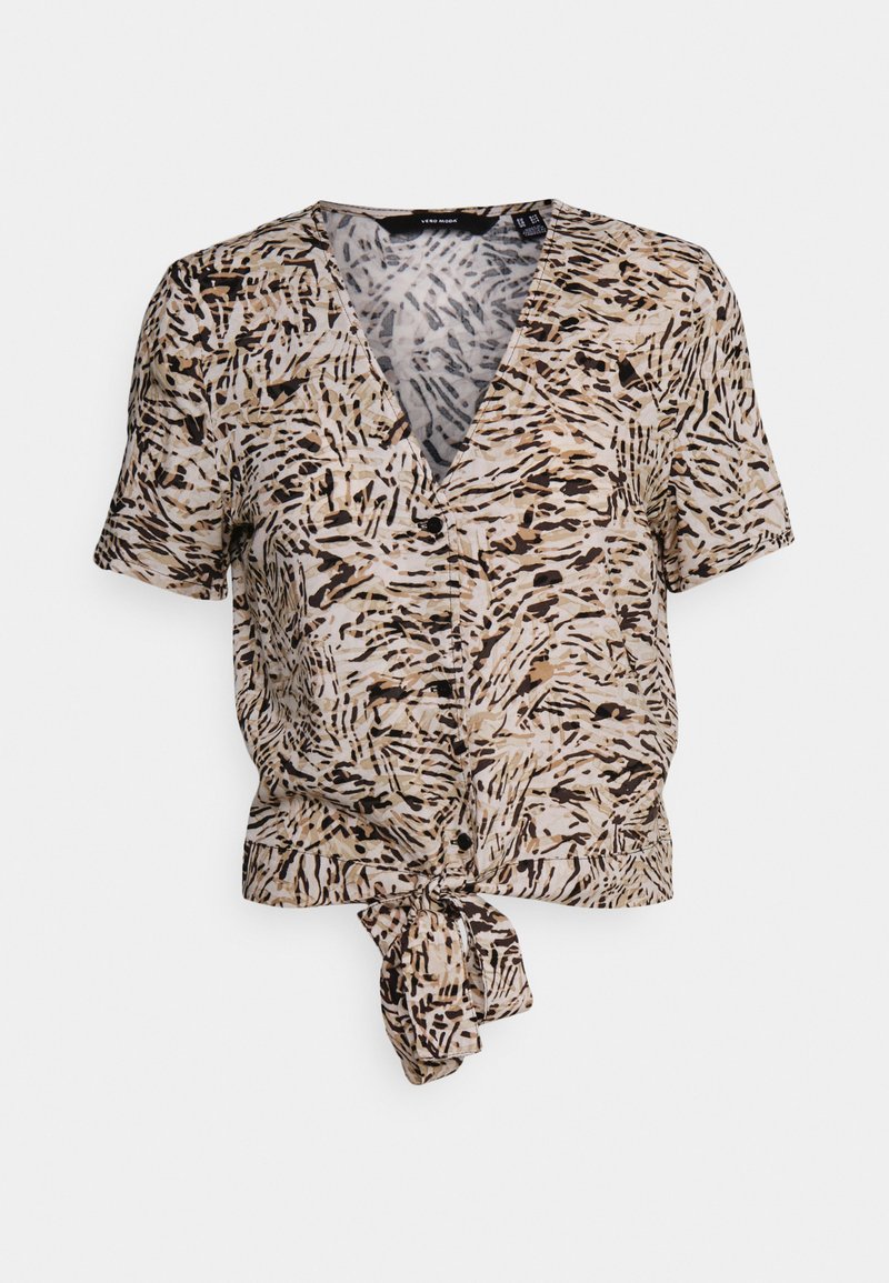 Blusa de mangas curtas, com decote em V, em estampado animal em bege e preto, com detalhe de nó na frente e fecho de botão. Tecido leve.