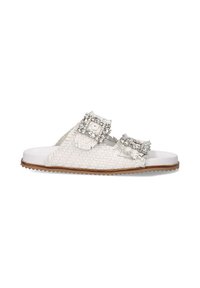 Sandalias de slide blancas trenzadas con dos hebillas decorativas que presentan gemas transparentes, parte superior texturizada y una suela de goma marrón en contraste.