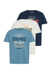 Trīs kokvilnas t-krekli zilos, baltos un tumši zilajos toņos. Katram ir apaļa apkakle un grafika priekšpusē ar uzrakstu "URBAN BRAND" un gadu 1993.