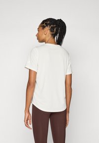ASICS FUJITRAIL LOGO TOP - Sportiniai marškinėliai trumpomis rankovėmis - cream