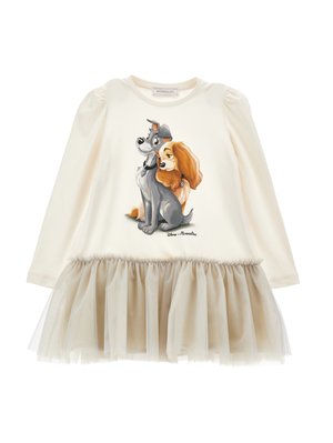 Cremfarbendes Langarmkleid mit Tüllrock, das ein Print von zwei Hunden zeigt. Der Oberteil besteht aus weichem Stoff, und der Rock hat eine geschichtete, durchsichtige Textur.