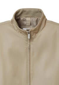 Beige leichte Jacke mit hohem Kragen, Frontreißverschluss und glatter Textur. Verfügt über einen dezenten Glanz und ein kontrastierendes Innenfutter.