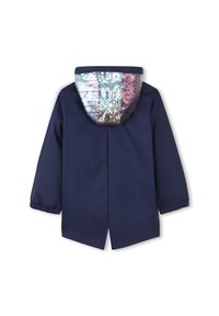 Giacca impermeabile blu navy con polsini elasticizzati, dotata di cappuccio decorato con paillettes nei colori rosa, argento e blu.