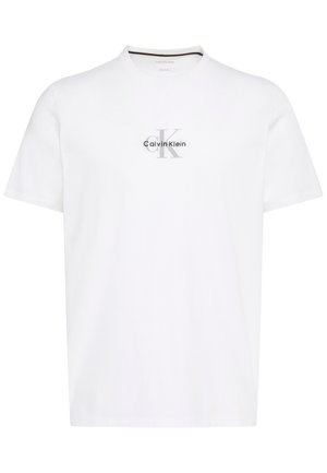 Tricou alb cu mâneci scurte și guler rotund cu inițialele „cK” și „Calvin Klein” centrate în text gri și negru pe piept.