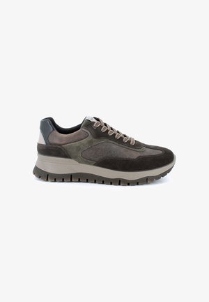 Sneaker verde scuro e marrone realizzato in camoscio e pelle, con una suola spessa e testurizzata, forma arrotondata e design con lacci arricchito da accenti metallici.