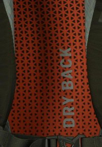 Tissu rouge et noir présentant un motif triangulaire avec la marque "DRYBACK". Comprend des sangles grises et une boucle noire. Surface texturée.