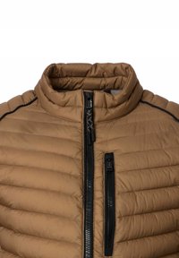 Brązowa pikowana kurtka z wysokim kołnierzem, pionowym zamkiem błyskawicznym z przodu i kieszenią na zamek błyskawiczny po prawej stronie.